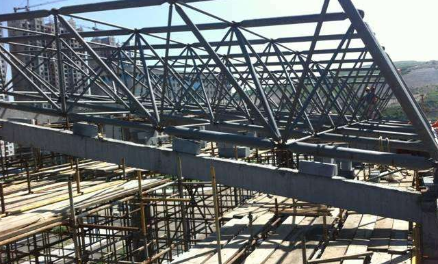 连云港简述网架公司的黑色压型钢板的吊装步履